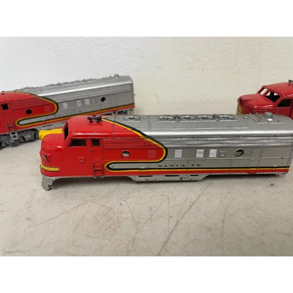 Lot of 3 Bachmann Santa Fe 0565 Locomotive Trains 1 Shell 1 Dummy – HO Scale - Picture 4 of 12